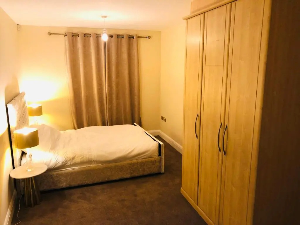 A Modern 2 Bed Luxury Apartment by River Thames