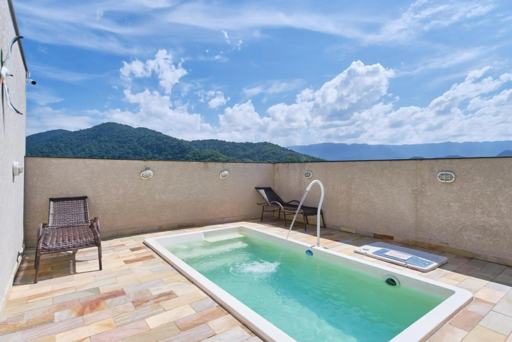 Confortável apartamento com ar, piscina, sacada Gurmet a 1 km da praia Grande