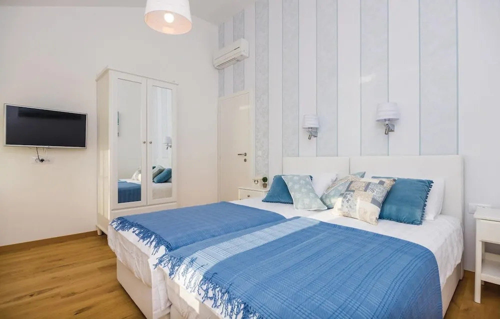 Nice Home in Brsecine With Wifi and 3 Bedrooms
