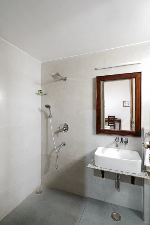 Revaas Hotel
