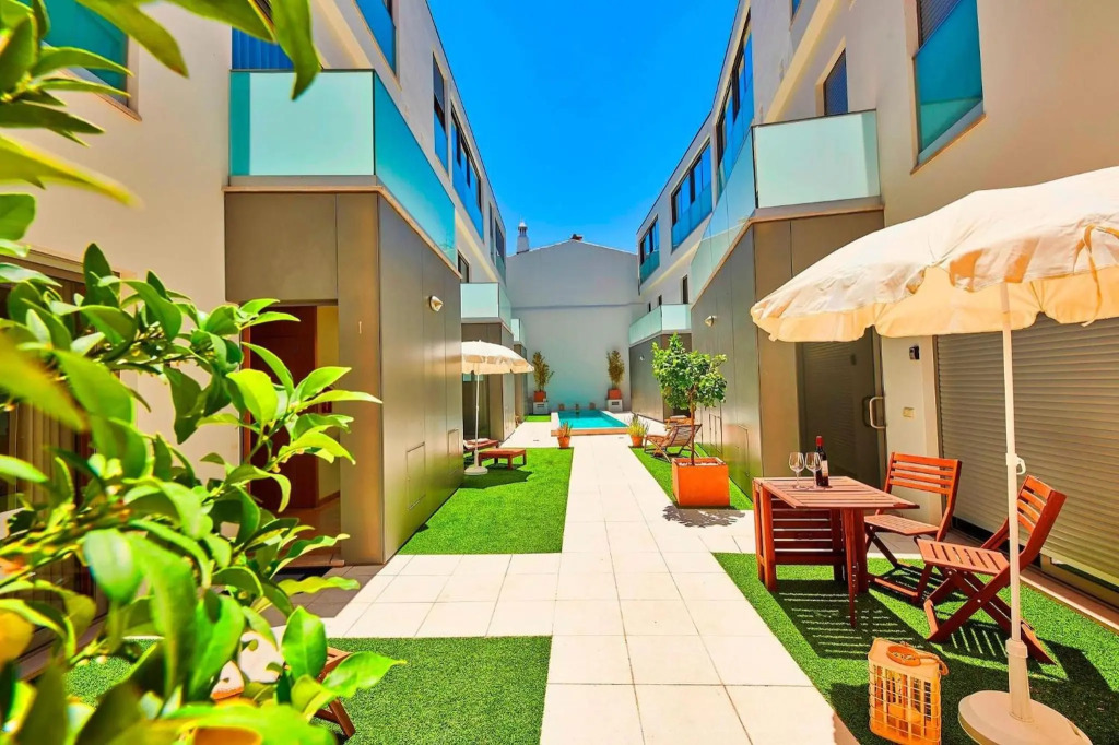 Stylish Townhouse In Tavira Centre, Shared Pool
