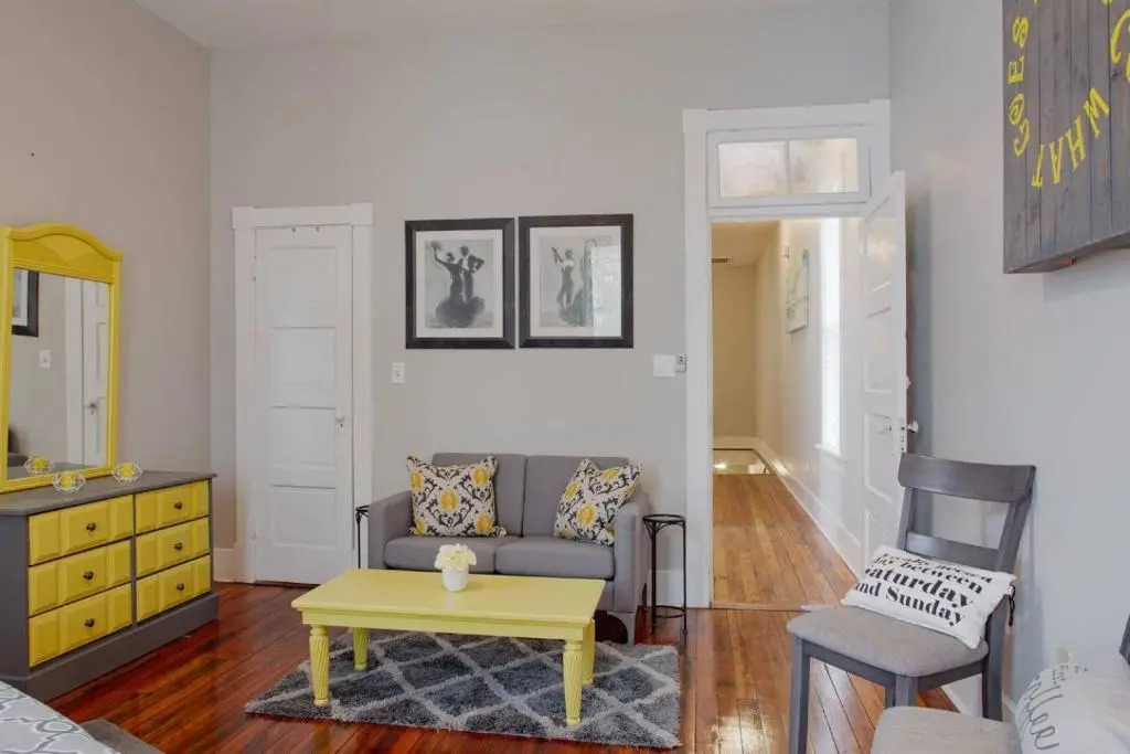 414B Waldburg st · 2 Bedroom Oasis near Forsyth Park