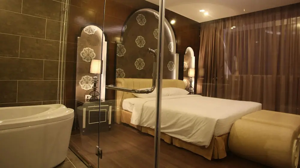 HANZ Friday Royal Hotel