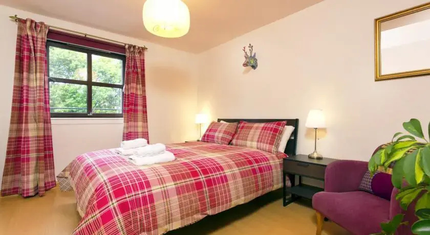 Near Holyrood Palace/Royal Mile with Free Parking