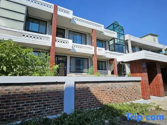 Right next to quiet residential area, spacious garden3 rooms (Q, Q,SS)