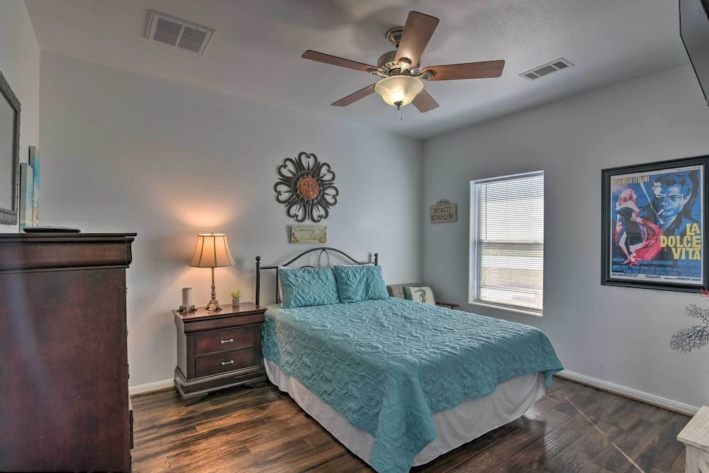 Bayfront Fishing Pier: Galveston Island Home