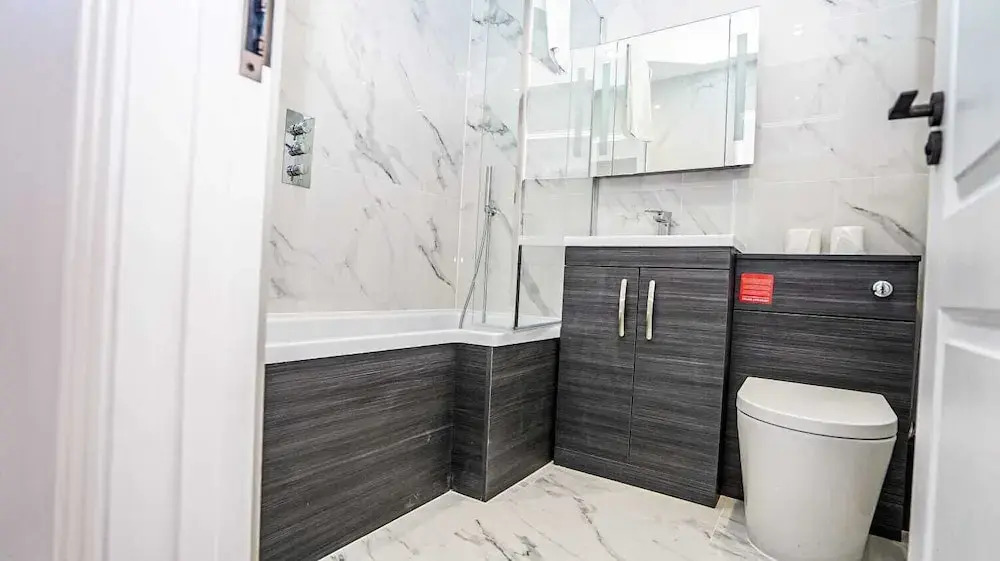 Modern 4-Bedroom Home with Free Parking