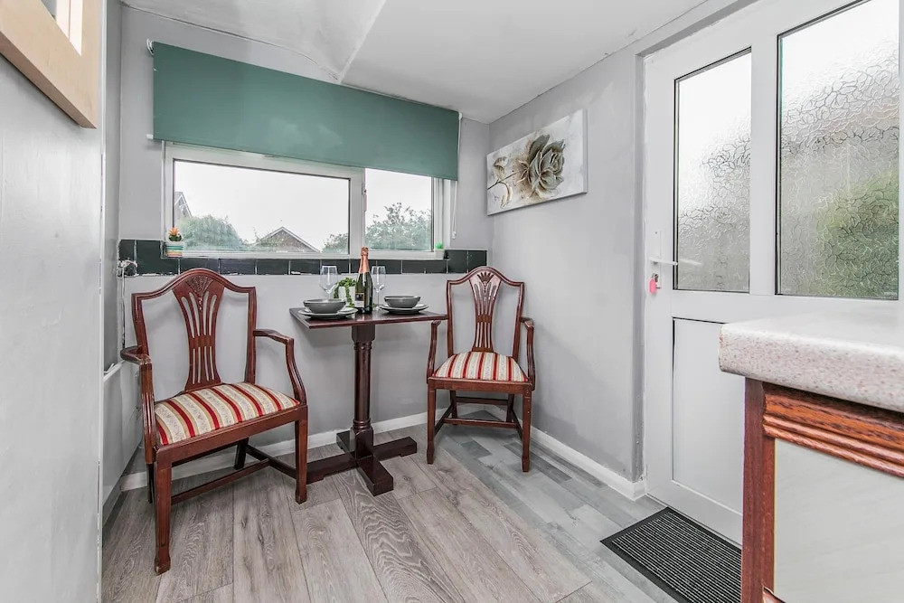 House - Sleeps 10 - Parking - Garden