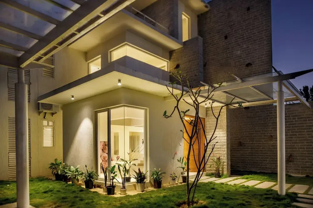 Golf View Home by StayJade Luxury HugeLawn4BHK