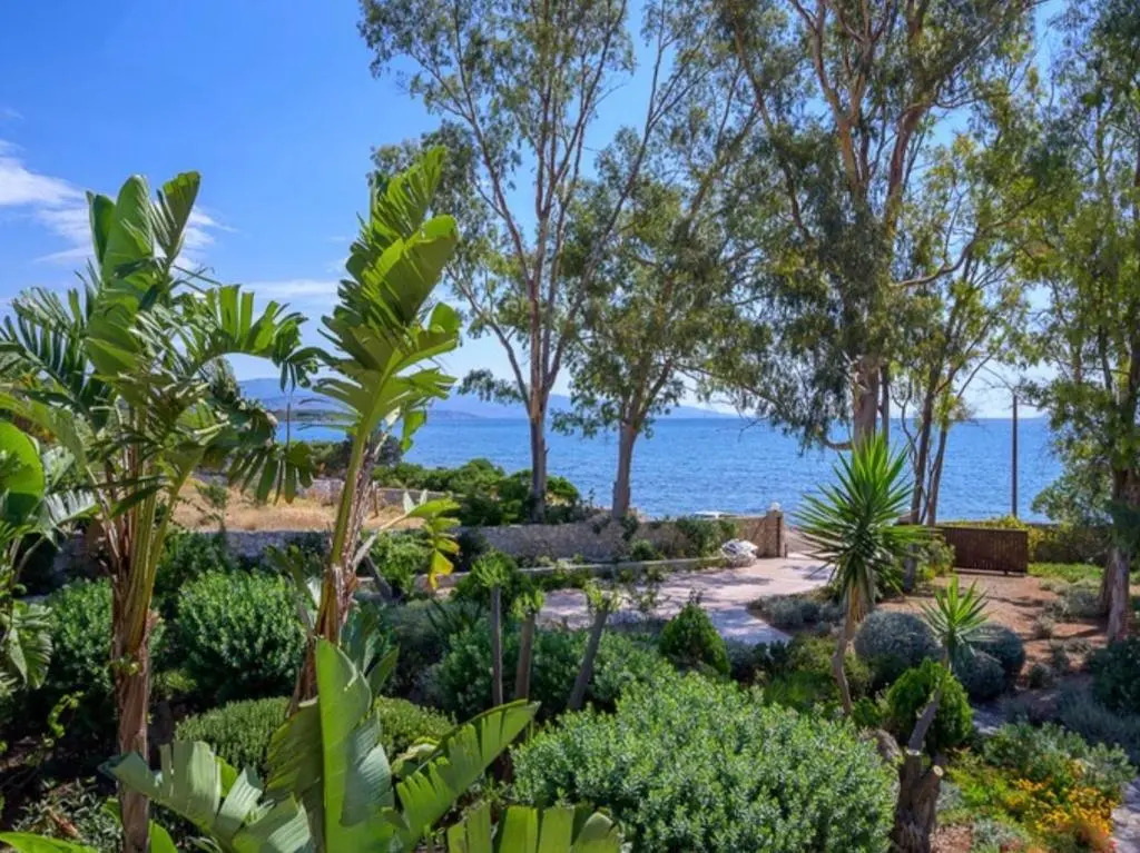 Aeolos beachfront family residence