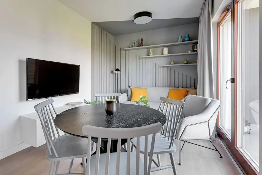 Aura III Apartments & Free Parking by Downtown Apartments