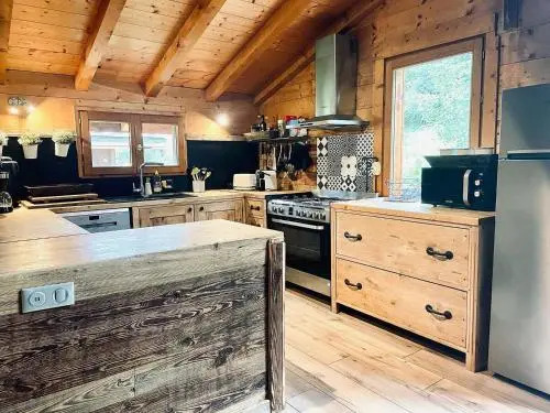 13 personnes,jacuzzi, pied des pistes et des chemins, 4 chambres