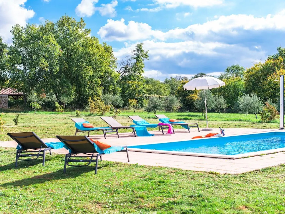 Detached villa with private pool and large garden, in a quiet area