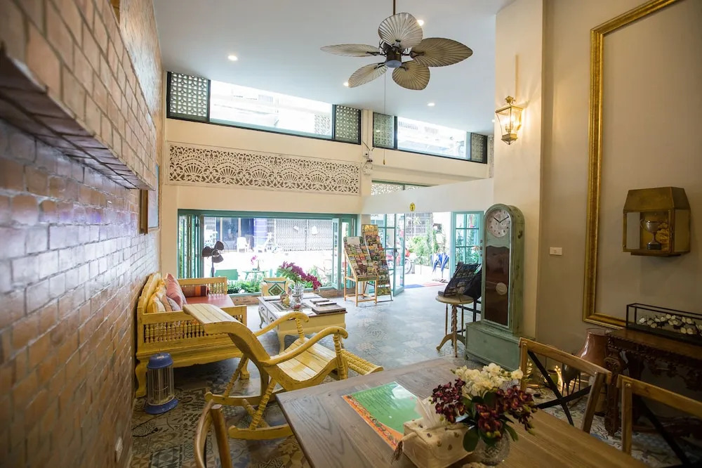 ZEN Rooms Manee Nopparat Soi 1