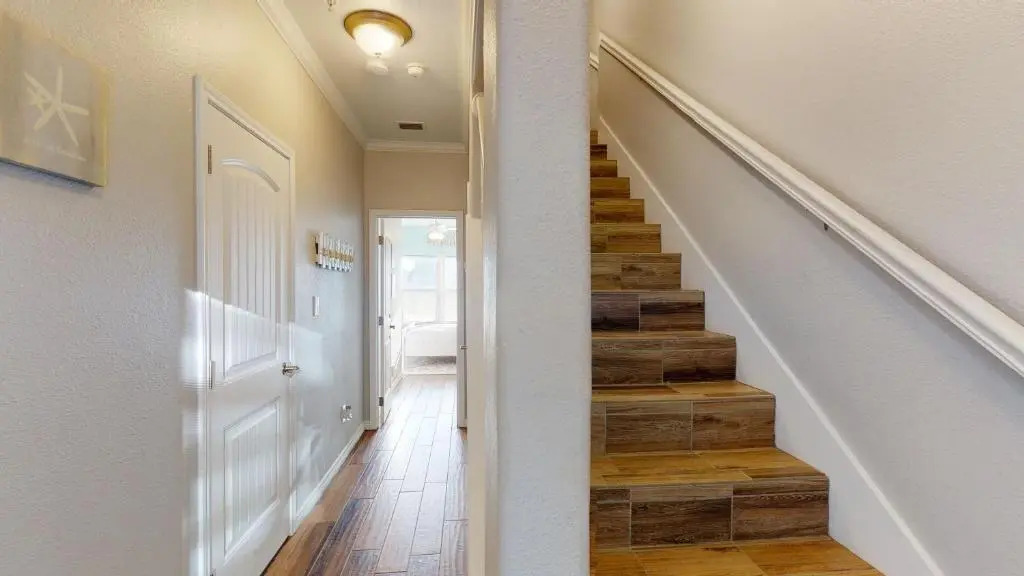 MC18 Upscale Condo, Shared Pool, Close to Beach