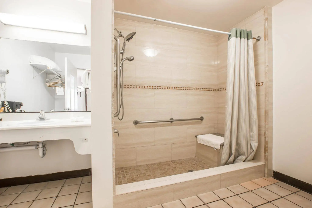 Palm Inn Hotel near Tyler Mall Riverside