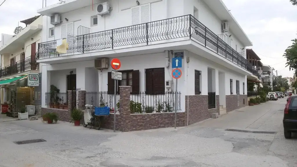 Capella Skiathos, Town