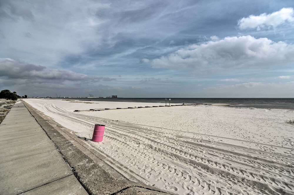 Gulfport Condo w/ Private Balcony - Walk to Beach!