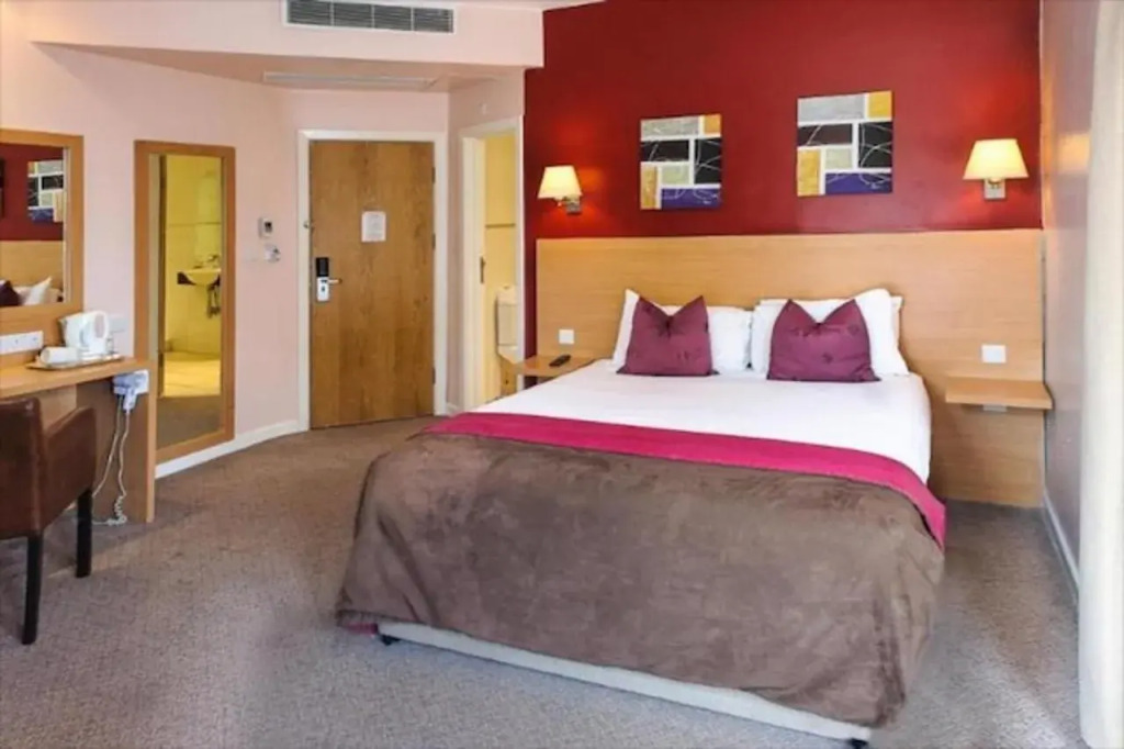 OYO The Luton Hotel