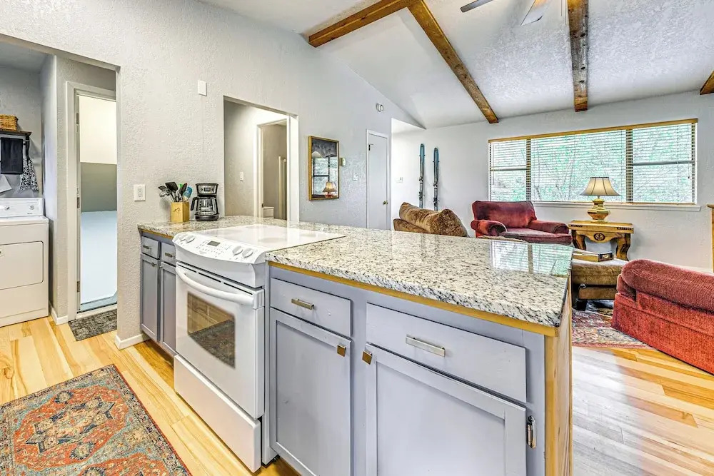 4 Mi to Dtwn: Cozy Family Condo in Ruidoso!