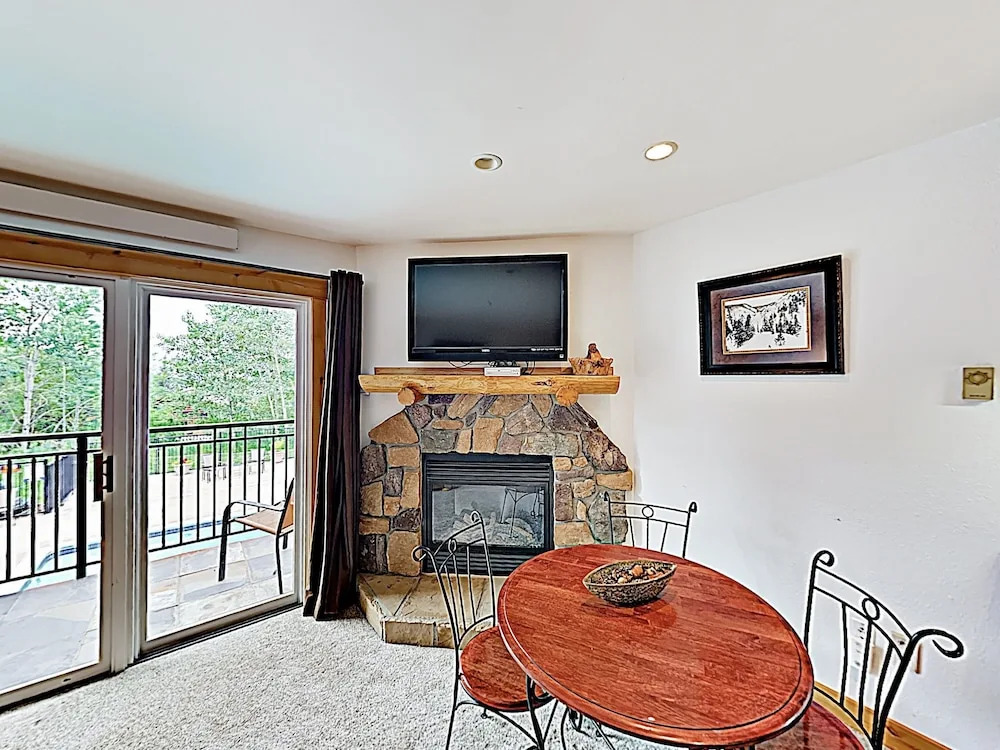 New Listing! Ski Studio W/ Pool, Sauna & Hot Tub Studio Bedroom Condo
