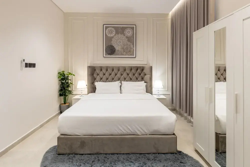 A Beautiful one BR Apartment With a Living Room