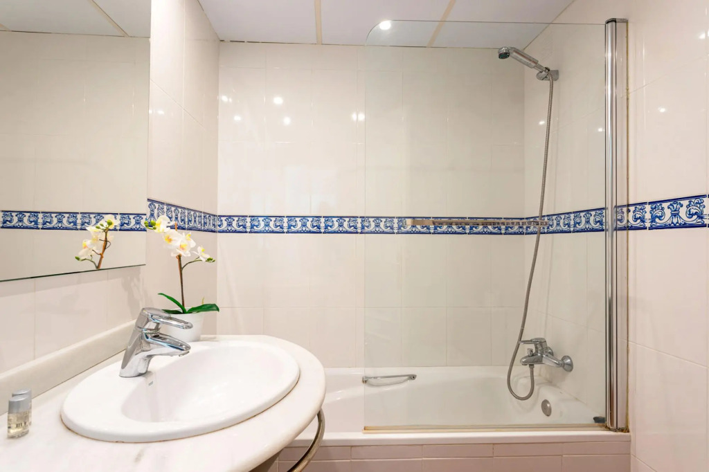 Beautiful 3 BD apartment next to the beach. Paseo de Reding II