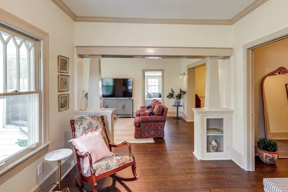 Steps to Oxford Square! Charming Family Escape
