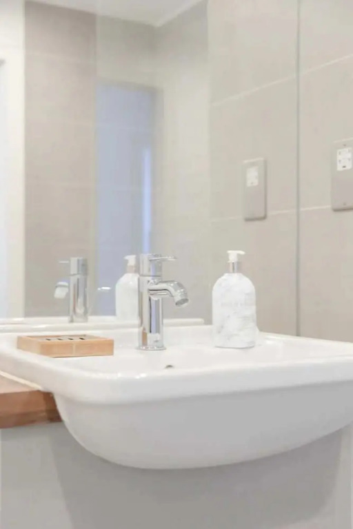 Vibrant 1BD Flat w/ Private Balcony, Camberwell!
