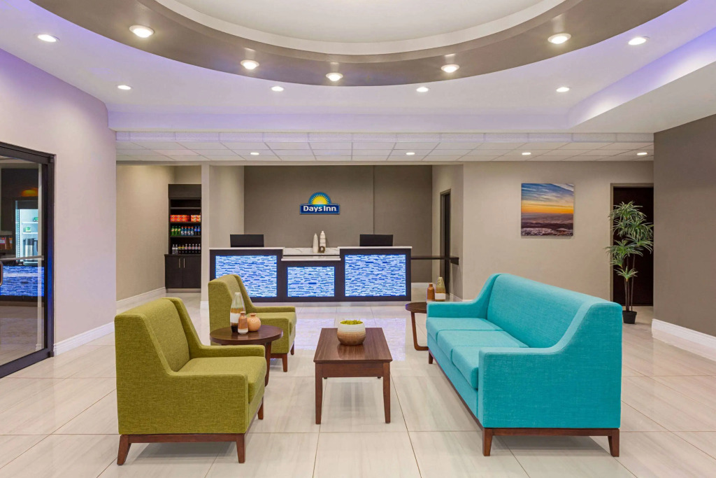 Days Inn & Suites by Wyndham Tomball Houston NW