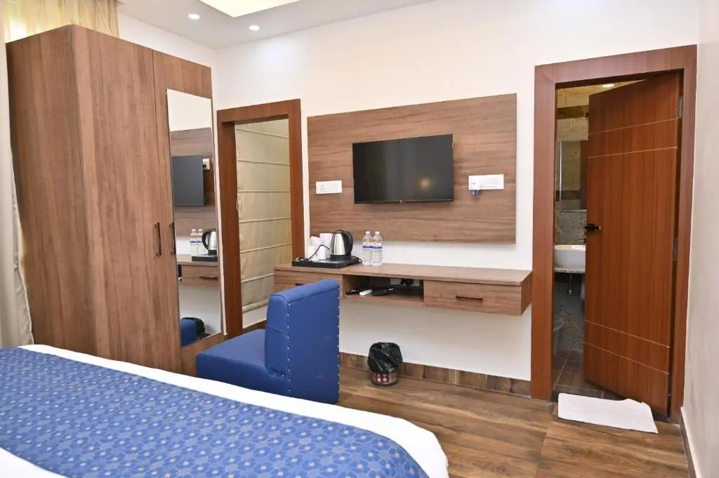 FabHotel Vatsa Residency