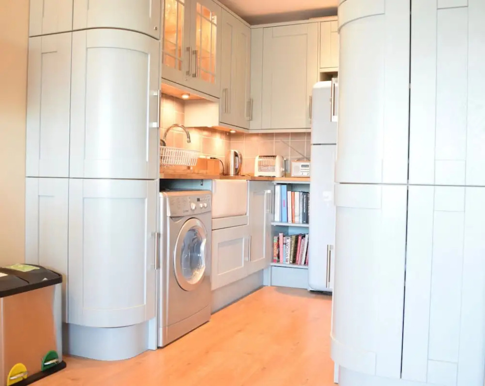 Newly Refurbished Thameside Apartment