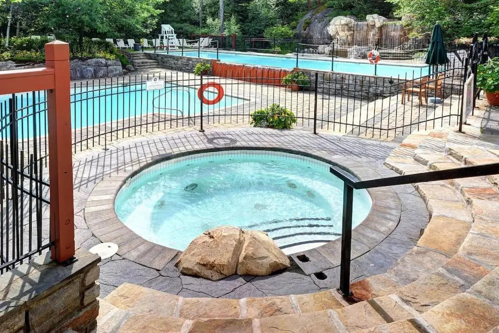 Les Eaux 225-1 by Escapades Tremblant