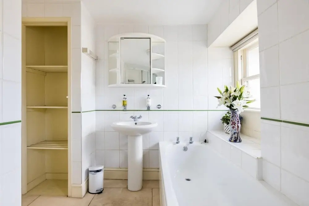 The Admirals Mansion - Central Bath