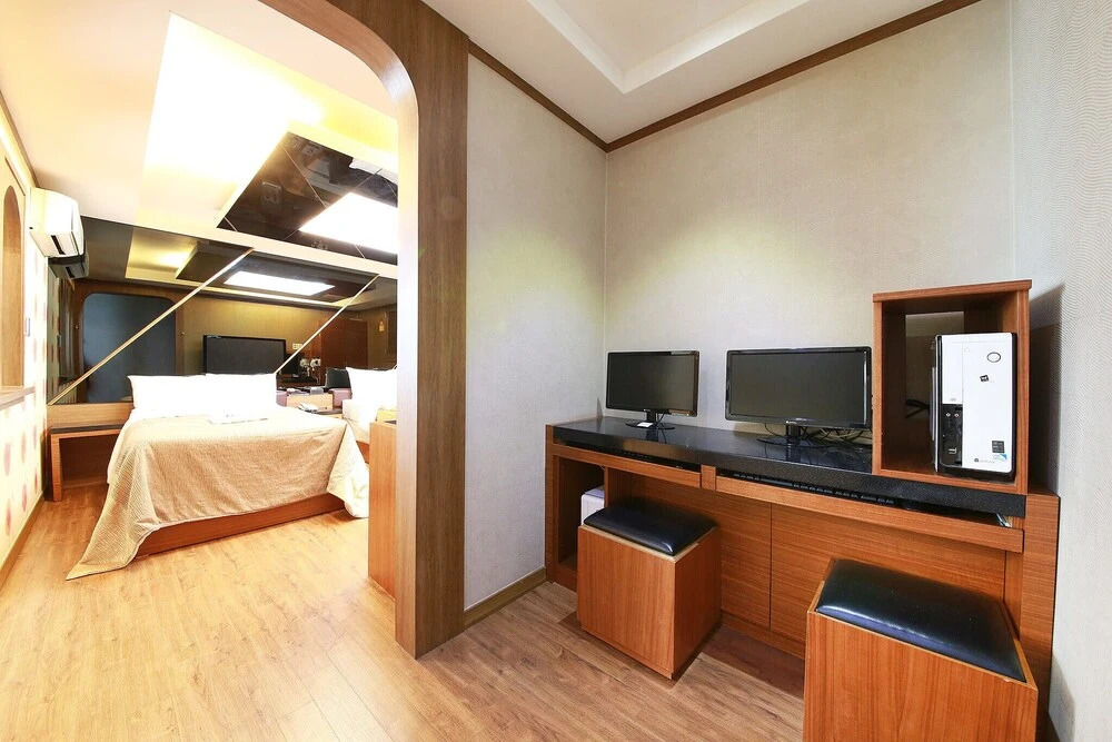 Zenith Hotel