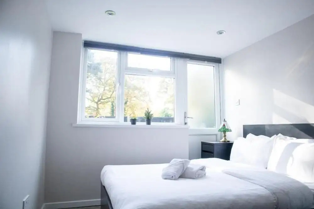 4 Bedroom-Southampton-Sleeps 6- Garden