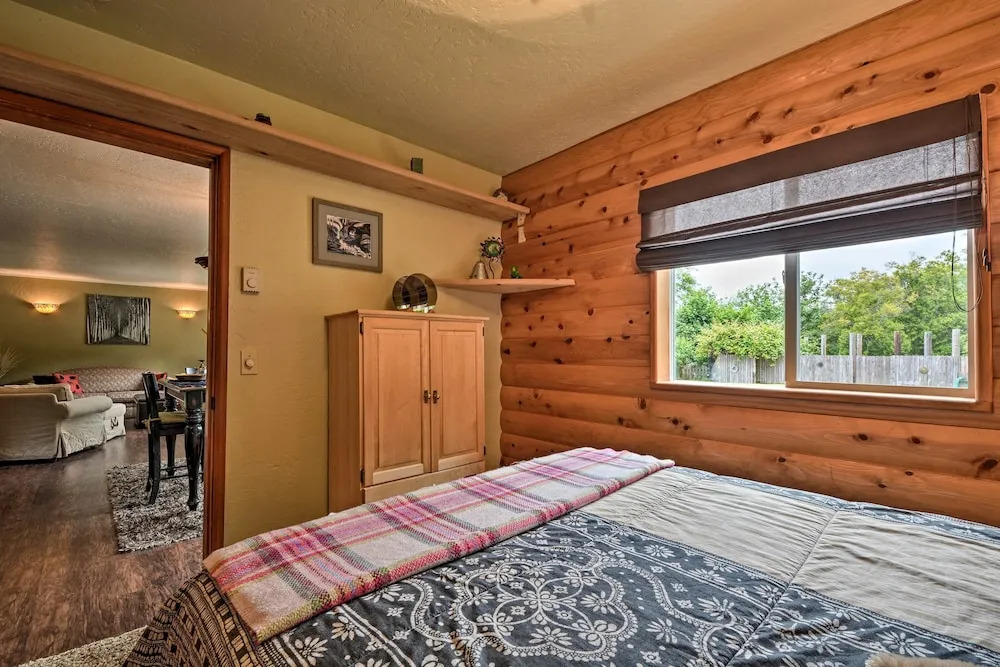 Gold Beach Apartment w/ Activities - 2 Mi to Ocean