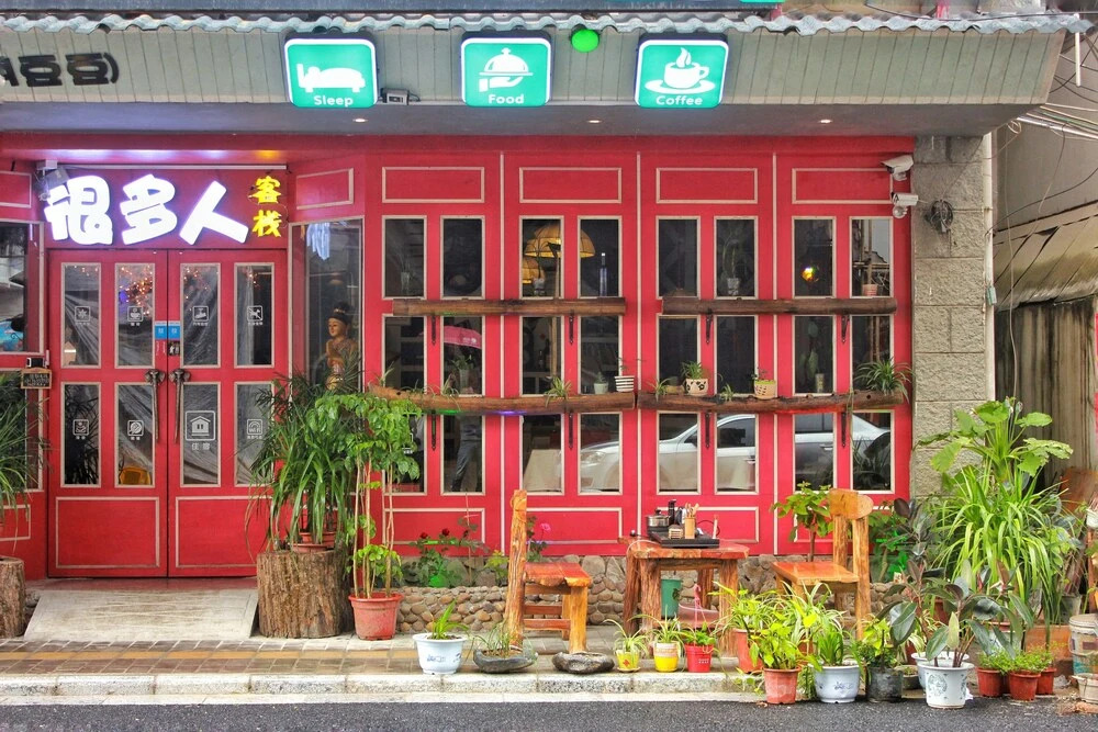 Many People Inn Shen Shan Road