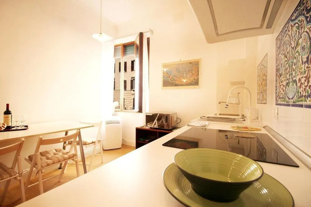 Spacious Apt Steps away from the Vatican