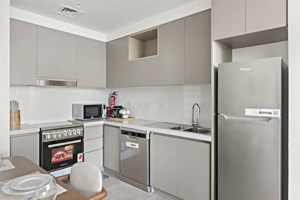 WelHome - Stylish Condo With Cityscape View in Creek Harbour