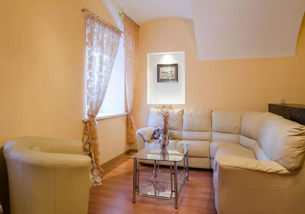 Emperoom Near Summer Garden Apartments