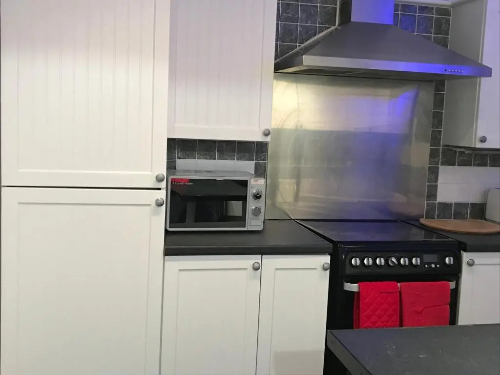 Spacious 5 Bed Apartment Ideal for Contractors with parking in Iffley, Oxford by BedsAway
