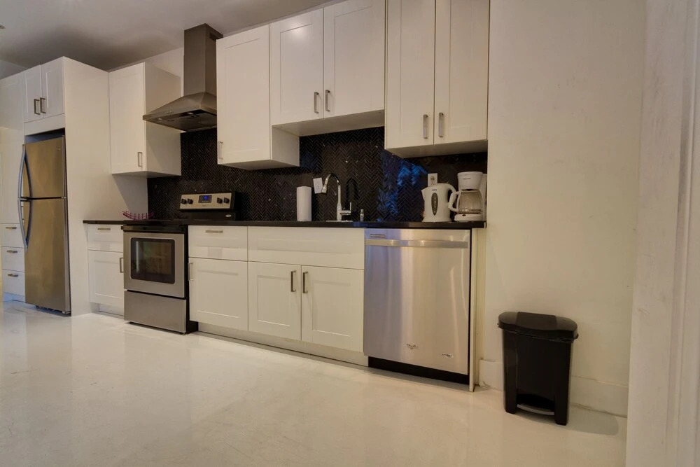 Modern 2BR in Trendy Plateau by Namastay