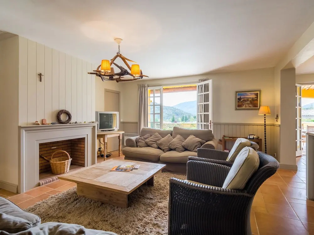 Beautiful, Spacious Villa With Private Swimming Pool Near Recreation Lake Lac de Castillion