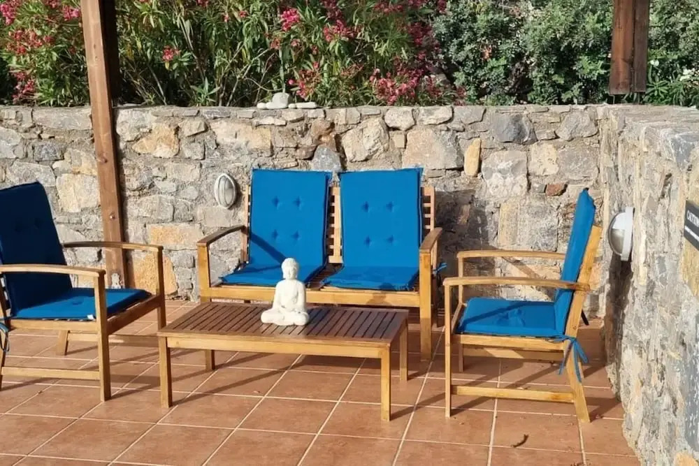 Plaka-sleeps4-parking-pool-hottub-seaviews