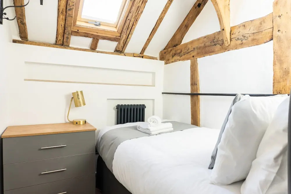 Gloucester-Beautiful 4 Bedroom Cottage-Sleeps 8-Free Parking-Fast Wi-Fi-Work or Leisure