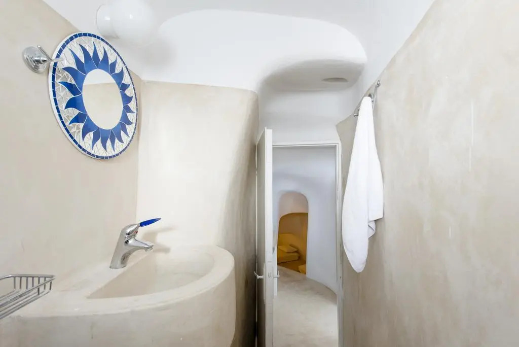 Cave Agapi Oia