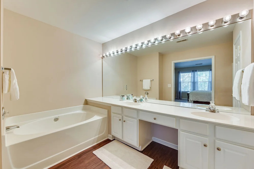 Charlotte Townhome w/ Deck: 18 Mi to Downtown!