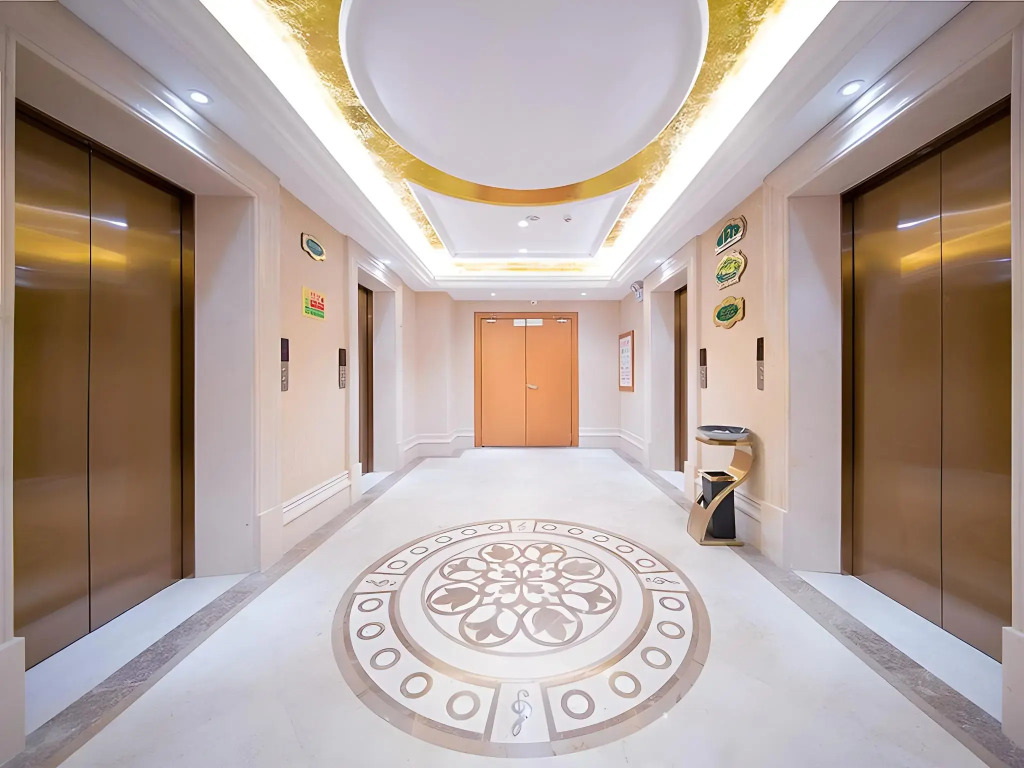 Vienna International Hotel (Wuhan East Railway Station Huanglongshan Metro Station)