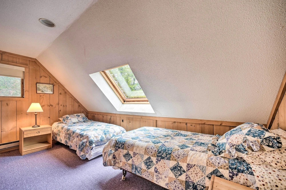 Cozy Mountain Retreat w/ Deck ~ 3 Mi to Mount Snow